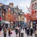 people walking gin Stirling town